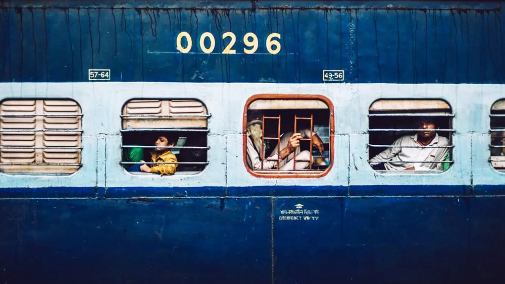 এ বারে ঘটনা বিহার সিওনে। ওই স্টেশনে ট্রেন দাঁড় করিয়ে সহকারী চালক চলে যান চা খেতে। ট্রেন ছাড়ার সময় হয়ে গেলেও সহকারী চালক এসে না পৌঁছনোয় মূল চালক ট্রেন চালিয়ে তাঁর সহকারী যেখানে চা খাচ্ছিলেন সেখানে নিয়ে গিয়ে দাঁড় করিয়ে দেন। 