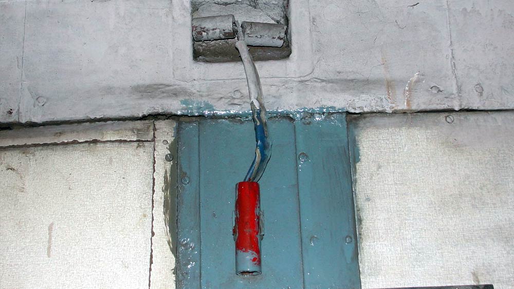 ফের বিহার। যাত্রীদের ট্রেন ঠেলতে অনুরোধ করেন চালক।  কোনও এক যাত্রী আপৎকালীন চেন টেনে দেওয়ায় ট্রেনটি ‘নিউট্রাল জোন’এ দাঁড়িয়ে যায়। ট্রেনটিতে বিদ্যুৎ সরবরাহ চালু করার জন্য আরও ১২ ফুট এগিয়ে নিয়ে যেতে হত।