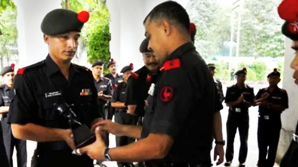 ২০১০ সালের ২ সেপ্টেম্বর ভারতীয় সেনাবাহিনীর গোর্খা রেজিমেন্টের সদস্য বিষ্ণুপ্রসাদ শ্রেষ্ঠ সেনাবাহিনী থেকে স্বেচ্ছাবসর নিয়ে বাড়ি ফিরছিলেন।