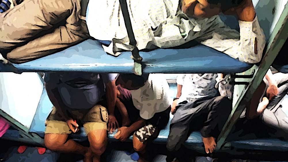 মধ্যরাতে ৪০ জন সশস্ত্র ডাকাত ট্রেনে উঠে লুটপাট শুরু করে। বন্দুক এবং ছুরি দেখিয়ে যাত্রীদের ছিনতাই করতে শুরু করে তারা।