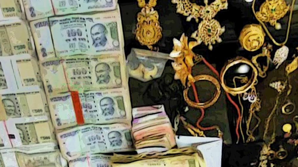 ছিনতাই করা ২০০টি মোবাইল ফোন, ৪০টি ল্যাপটপ, প্রচুর পরিমাণে গয়না এবং প্রায় সাড়ে সাত লক্ষ নগদ টাকাও তারা ফেলে পালিয়ে যায়।