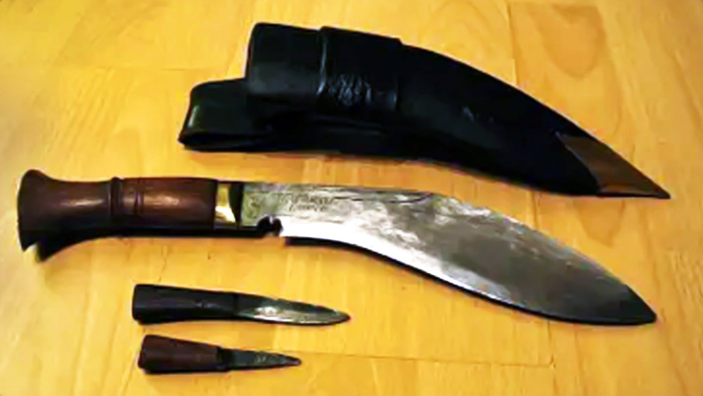 দুষ্কৃতীদের সঙ্গে লড়াইয়ের সময় বিষ্ণুপ্রসাদের বাঁ হাত গুরুতর ভাবে জখম হয়। নির্যাতিতা ওই যুবতীরও ঘাড়ের একটি অংশ কেটে যায়।