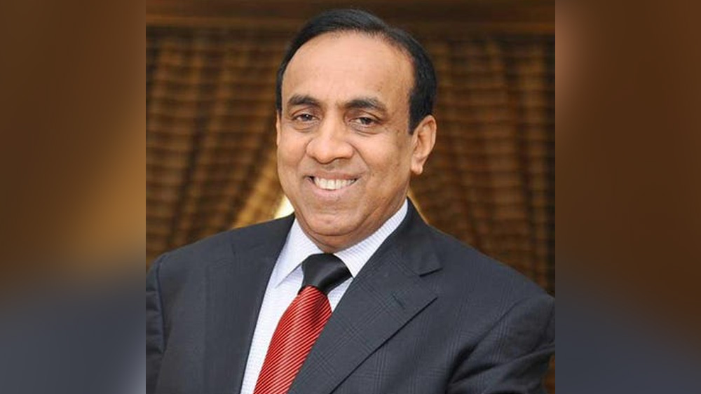 রবির জন্ম ১৯৫৩ সালের ২ সেপ্টেম্বর কেরলের চাভারা গ্রামে এক দরিদ্র কৃষক পরিবারে। কৃষিকাজ করেই রবির পরিবারের সংসার চলত।