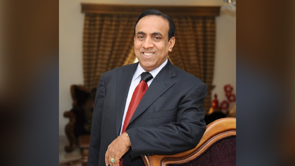 স্থানীয় একটি কলেজ থেকে স্নাতক হওয়ার পর কোচি বিশ্ববিদ্যালয় থেকে ‘বিজনেস অ্যাডমিনিস্ট্রেশন’ নিয়ে স্নাতকোত্তর ডিগ্রি লাভ করেন রবি।