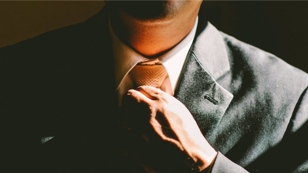 ছাত্রাবস্থা থেকেই ব্যবসা করতে চেয়েছিলেন। কোচি বিশ্ববিদ্যালয়ে পড়ার সময় থেকেই তিনি ব্যবসার দিকে আরও বেশি ঝুঁকে পড়েন। সেই সময়ে তিনি স্থানীয় এক মহাজনের কাছ থেকে এক লক্ষ টাকা ধার নিয়ে নিজের চিট-ফান্ড কোম্পানি শুরু করেন।