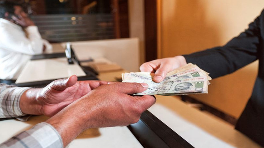 ব্যবসা থেকে অর্থ উপার্জনের পর সবার প্রথমে মহাজনের ঋণ শোধ করেন রবি। এর পর লাভের টাকা জমিয়ে হোটেল তৈরির কাজে হাত লাগান।