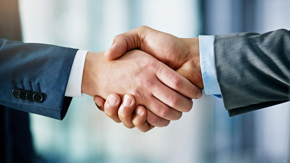 একটি ফরাসি বিমান সংস্থার কাছ থেকে বড় চুক্তি পাওয়ার পর রবির নির্মাণ ব্যবসা বহুগুণ বেড়ে যায়।