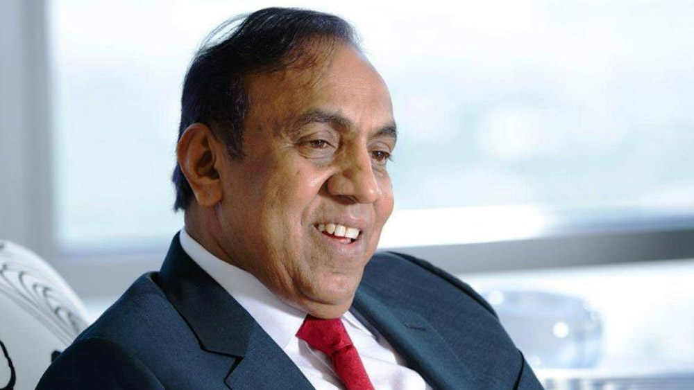 ফোর্বস পত্রিকার মতে বিশ্বের অন্যতম সেরা ধনী ব্যক্তিদের তালিকায় রবির নাম রয়েছে। রবি কেরলের সবচেয়ে ধনী ব্যক্তিও বটে।