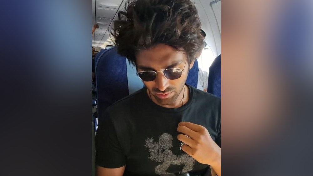 ইকোনমি ক্লাসে সফর করছেন অভিনেতা?