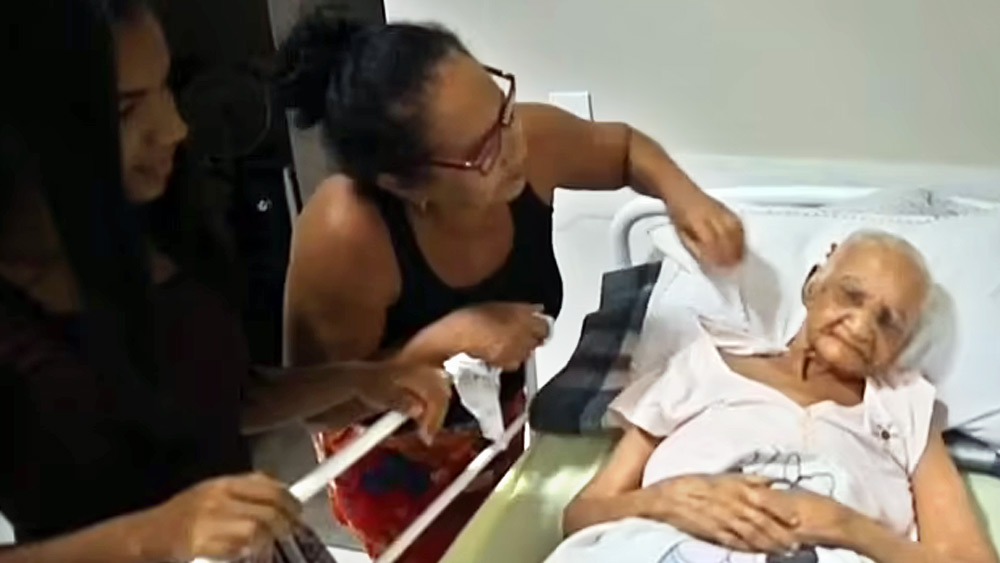 নাতনির সঙ্গে মারিয়া।