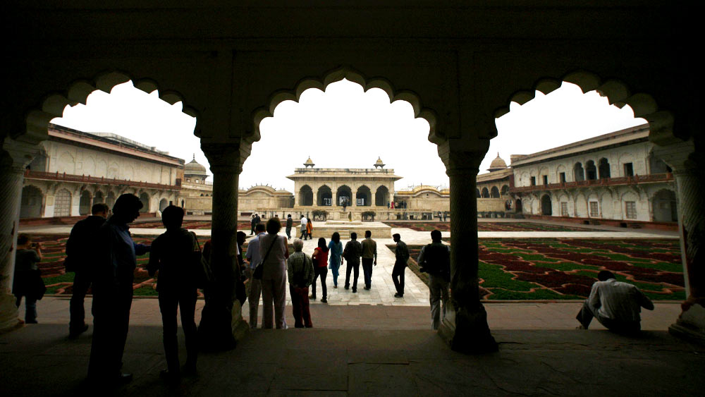 ছুটির দিনগুলি আনন্দে কাটাতে নতুন নতুন জায়গার খোঁজে থাকেন ভ্রমণপিপাসু ভারতীয়রা। সেই জায়গাগুলিকে কেউ চোখবন্ধ করে মনে ধরে রাখেন। আবার কেউ নতুন জায়গার সৌন্দর্যকে ক্যামেরাবন্দি করে রাখতেই বেশি স্বচ্ছন্দ।