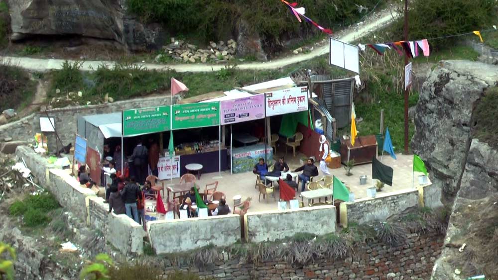 সমতল থেকে প্রায় ৩,১১৮ মিটার উচ্চতায় ছোট্ট এই দোকানটি হিমালয়ের কোলে অবস্থিত। দোকানটি আক্ষরিক অর্থেই চিন সীমান্ত থেকে মাত্র কয়েক মিটার দূরে।