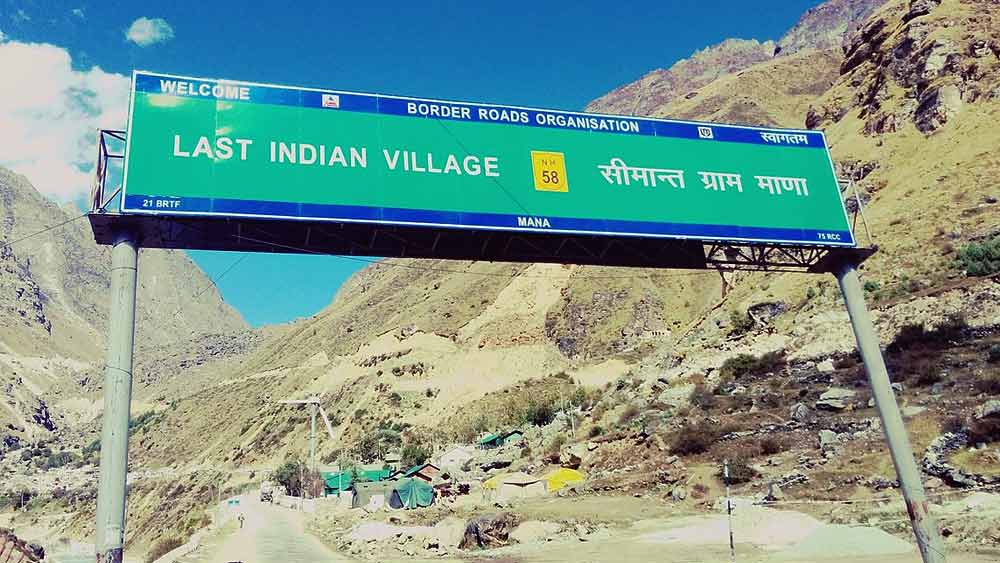 মানা গ্রাম বদ্রীনাথের নিকটবর্তী অন্যতম সেরা আকর্ষণ। বদ্রীনাথ থেকে মাত্র ৩ কিলোমিটার দূরে এই গ্রাম। সরস্বতী নদীর তীরে ছোট্ট এই গ্রাম সমতল থেকে প্রায় ৩,২১৯ মিটার উচ্চতায় অবস্থিত। হিমালয় পর্বতমালায় ঘেরা এই গ্রাম মে-জুন মাসে পর্যটকদের ভিড়ে ঠাসা থাকে। কারণ, এই দু’মাসে পর্যটকরা ভিড় জমান বদ্রীনাথেও।