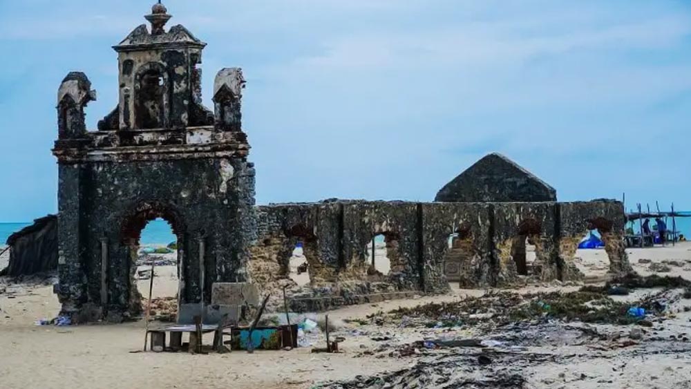 একই রকম ভাবে ধনুষকোডি ভারতের শেষ ভূখন্ড হিসাবে পরিচিত। এখানে এমন একটি রাস্তা রয়েছে, যাকে ‘ভারতের শেষ রাস্তা’ বলা হয়। ধনুষকোডির এই রাস্তা থেকে দ্বীপরাষ্ট্র শ্রীলঙ্কার দূরত্ব মাত্র ৩১ কিলোমিটার।