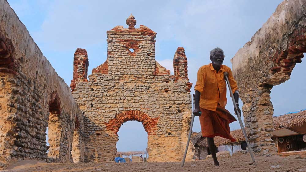 পৌরাণিক কাহিনি মতে, ধনুষকোডি শহরকে সেই জায়গা বলে মনে করা হয়, যেখানে হনুমানকে লঙ্কা পর্যন্ত সেতু তৈরি করার নির্দেশ দিয়েছিলেন রাম। রাম এই সেতু দিয়েই লঙ্কা পৌঁছন এবং সীতাকে রাবণের হাত থেকে মুক্ত করেন বলে কথিত।