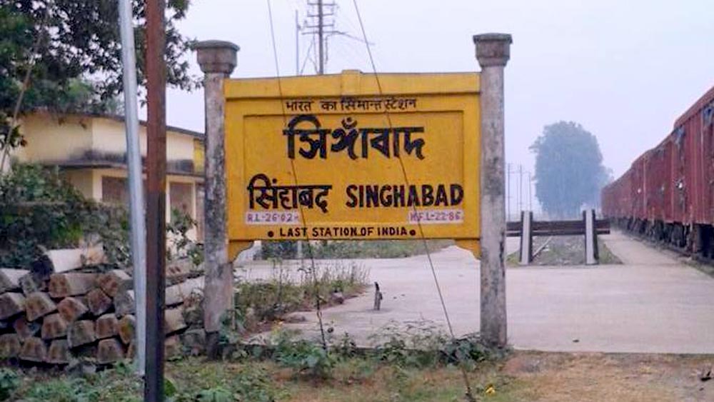 ভারতের ‘শেষ’ হিসেবে চিহ্নিত একটি জায়গা রয়েছে পশ্চিমবঙ্গেও। মালদহ জেলার হবিবপুরে ভারতের প্রাচীন এবং শেষ রেলওয়ে স্টেশন সিঙ্গাবাদ। এই রেল স্টেশনটি ভারত-বাংলাদেশ সীমান্তে অবস্থিত। স্বাধীনতার আগে তৈরি এই স্টেশনটিই ভারতীয় ভূখন্ডের শেষ রেল স্টেশন।