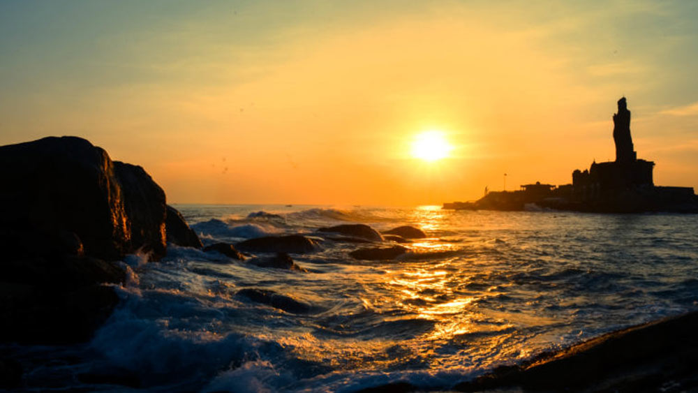 কন্যাকুমারী সমুদ্র সৈকত আরব সাগর, বঙ্গোপসাগর এবং ভারত মহাসাগরের সংযোগস্থলে। এই সমুদ্র সৈকতে দাঁড়িয়ে সূর্যাস্ত দেখলে জীবন সার্থক হয় বলেও প্রচলিত।