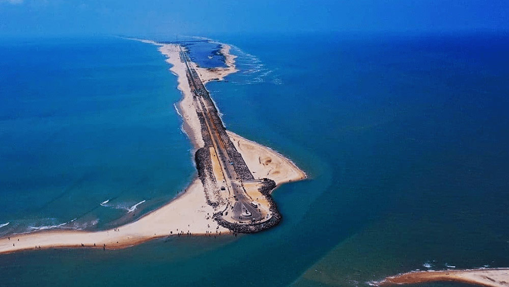 ধনুষকোডি তামিলনাড়ু রাজ্যের পামবান দ্বীপের দক্ষিণ-পূর্বের একটি পরিত্যক্ত শহর। এটি পামবানের দক্ষিণ-পূর্বে এবং শ্রীলঙ্কার তালাইমান্নার থেকে প্রায় ২৪ কিলোমিটার পশ্চিমে অবস্থিত। শহরটি ১৯৬৪ সালে রামেশ্বরম ঘূর্ণিঝড়ের সময় ধ্বংস হয়ে যায়। তার পর থেকেই এই এলাকা জনবসতি শূন্য।