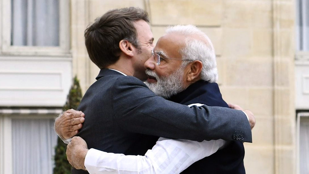 তিন দিনের ইউরোপ সফরের শেষ পর্বে মাকরেঁর সঙ্গে বৈঠক করেন মোদী। এমনই সময়ে একটি ঘটনা প্রকাশ্যে আসায় বিতর্ক ফ্রান্সের রাজনৈতিক মহলে।