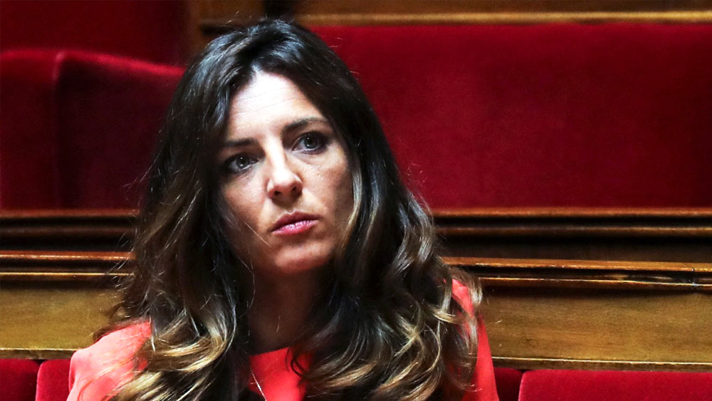 মাকরেঁর দলের এক নেত্রীর তহবিলের খরচ পর্যবেক্ষণ করার সময় দেখা যায়, প্রায় ৭,০০০ ইউরো (ভারতীয় মুদ্রায় ৫ লাখ ৬৫ হাজার টাকারও বেশি) দামি জামাকাপড় ও অন্তর্বাস কিনে খরচ করেছেন।