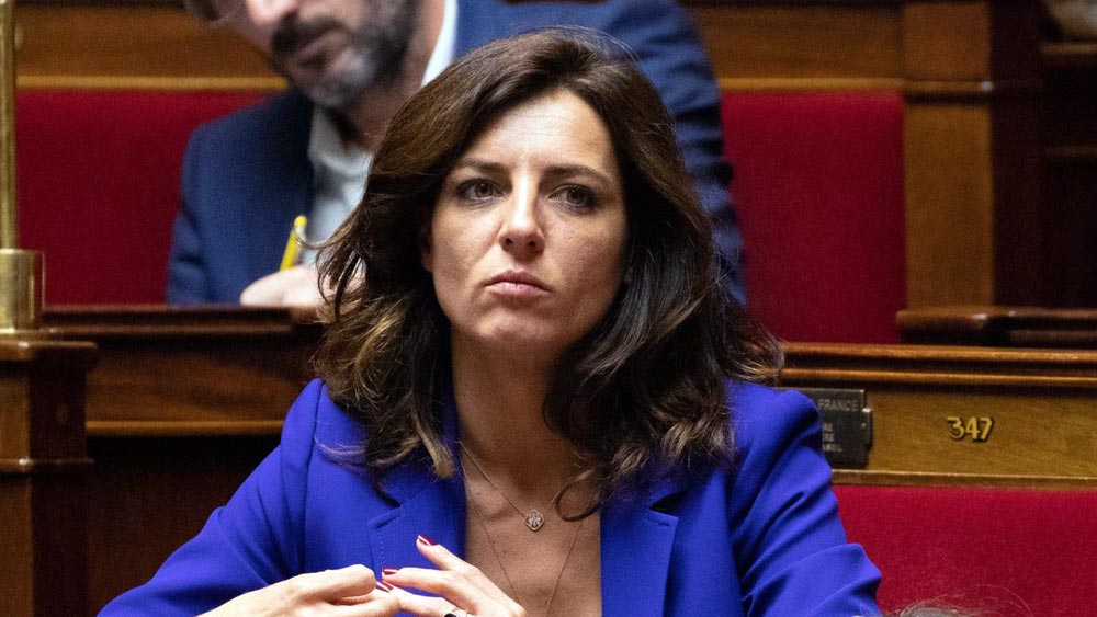 তিনি ক্যারোলি ডাবস্ট। পেশায় আইনজীবী। ২০১৬ সালে মাকরঁ দল গঠন করার পর তিনি এলআরইএম দলে যোগ দেন। ২০১৭ সালে দক্ষিণ ফ্রান্সের মন্টপেলিওর থেকে পার্লামেন্টের সদস্য হিসেবে নির্বাচিত হন ক্যারোলি।