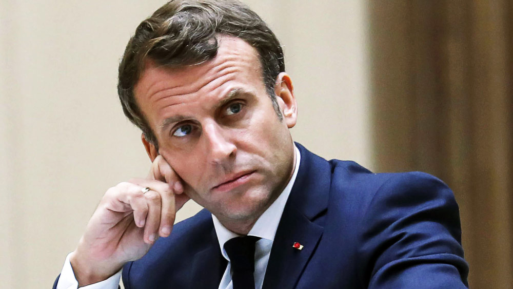 সেই বছরেই মাকরঁ তহবিলের অর্থ খরচ করার ক্ষেত্রে আরও কঠোর নিয়মবিধি জারি করেন। পার্লামেন্টের যে সব সদস্যের বেতন ৮৬ হাজার ইউরো (ভারতীয় মুদ্রায় ৭০ লাখের কাছাকাছি), তাঁদের খরচের রসিদ খতিয়ে দেখতে বলা হয় নিরীক্ষা বিভাগকে।