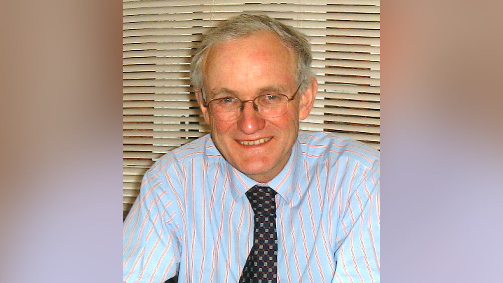 ইংল্যান্ডের নর্থ হাইকেহামের ডগলাস হগ ব্রিটিশ পার্লামেন্টের প্রথম সদস্য, যিনি বিশালাকার দুর্গ পরিষ্কার করাতে ২,২০০ ইউরো (ভারতীয় মুদ্রায় প্রায় ২ লাখ টাকা) খরচ করেছিলেন। এর পর এ ধরনের কেলেঙ্কারি আরও নজরে আসে।