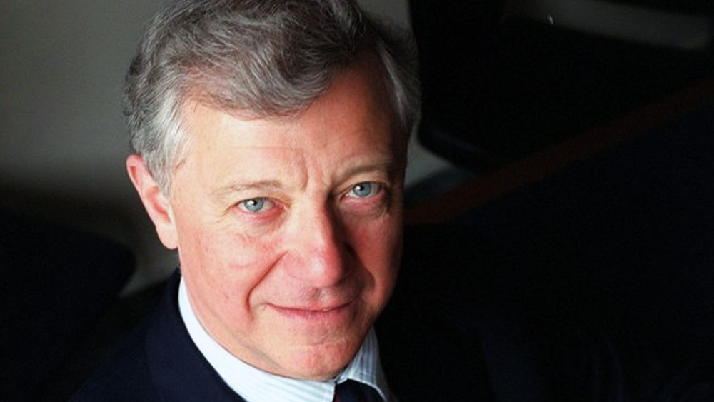 আরও নজির রয়েছে। ব্রিটিশ পার্লামেন্টের সদস্য স্যর পিটার ভিগার্স তহবিলের অধিকাংশ অর্থ খরচ করে হাঁস রাখার জন্য একটি ভাসমান ‘ডাক হাউস’ কিনেছিলেন। পরে এই ‘ডাক আইল্যান্ড ইন্সিডেন্ট’-এর ব্যাপারে জানাজানি হলে তাঁকে পদ থেকে সরিয়ে দেওয়া হয়। পরবর্তী কালে সেই ‘ডাক হাউস’ অবশ্য নিলামে বিক্রি করে দেওয়া হয়েছিল।