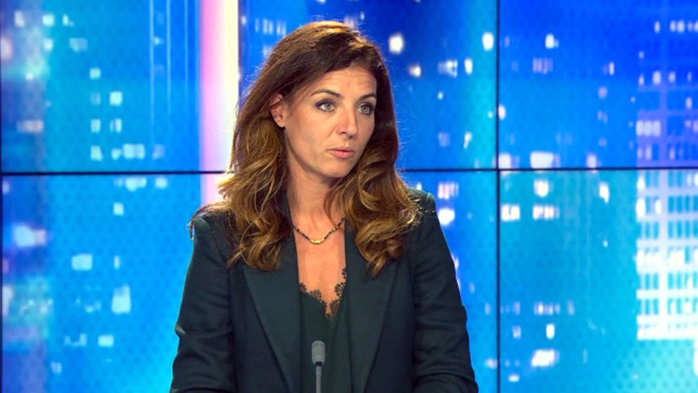 ক্যারোলি প্রথমে এই অভিযোগ অস্বীকার করলেও সংবাদমাধ্যমে তাঁর কীর্তি প্রকাশ্যে আসায় তিনি নিজে থেকেই দলত্যাগ করেন।