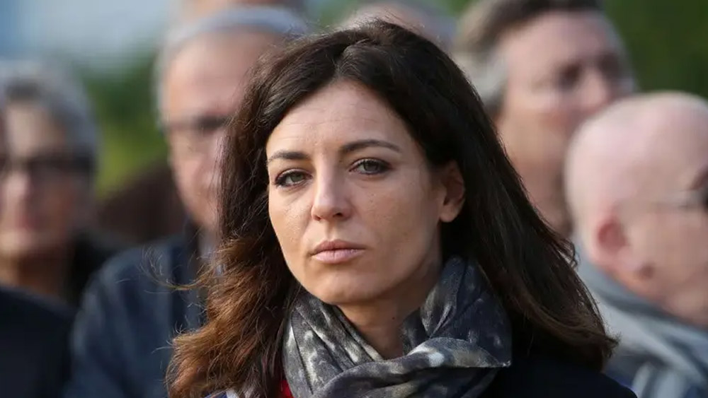 তিনি জানান, ‘‘আমি রাজনৈতিক জীবন থেকে নিজেকে সম্পূর্ণ ভাবে সরিয়ে নিলাম। এখন নিজের পরিবারের সদস্যদের সঙ্গে সুন্দর সময় কাটাতে পারব।’’