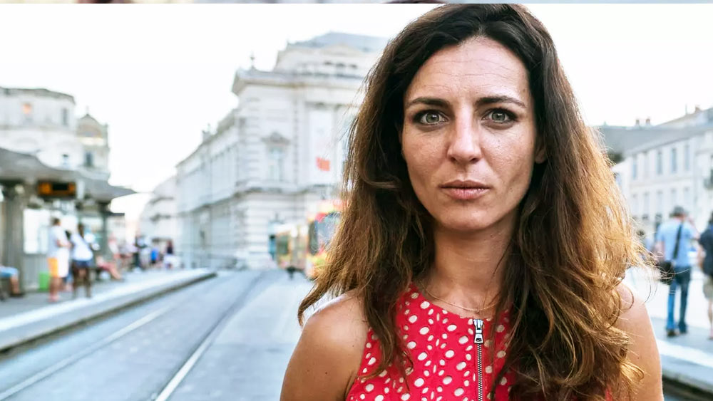 ক্যারোলির কথায়, তাঁরই এক সহকর্মী তাঁকে ভুল তথ্য দিয়েছিলেন তহবিল খরচের বিষয়ে। তাঁর দাবি, ক্যারোলি যে অর্থ তহবিল থেকে ব্যক্তিগত জামাকাপড় কেনার জন্য খরচ করেছিলেন, তা যে তিনি করতে পারেন না, তা তাঁকে জানানো হয়নি।