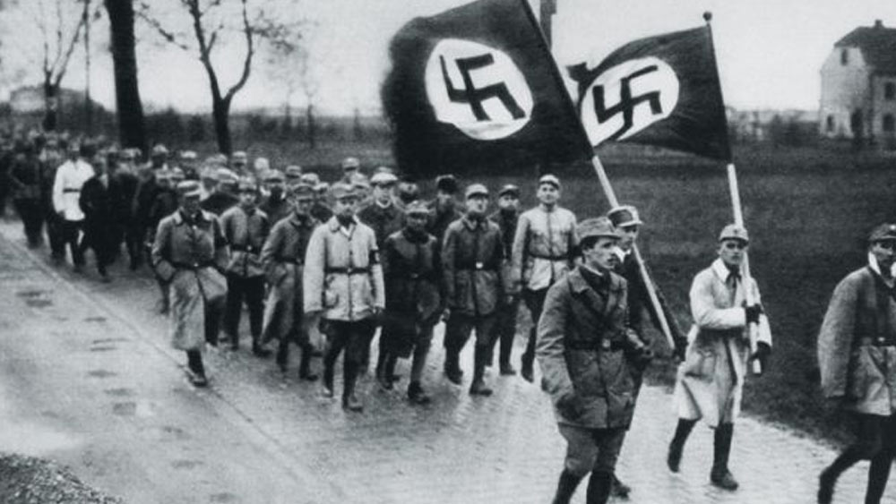 ইহুদি হওয়ার কারণে অত্যাচারের হাত থেকে বাঁচতে ১৯৩৯ সালে অস্ট্রিয়া থেকে পালিয়ে গিয়েছিলেন ফ্র্যাঙ্কের মা।