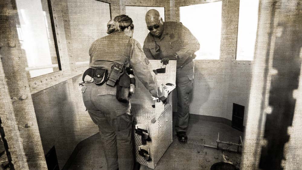 ফ্র্যাঙ্কের আইনজীবীরা সায়ানাইড ব্যবহার করে মৃত্যুদণ্ড দেওয়ার রায়ের বিরুদ্ধে ইতিমধ্যেই সরব হয়েছেন। সায়ানাইড ব্যবহার করে মৃত্যুদণ্ডের এই রায় ‘ভয়ঙ্কর’ বলে মন্তব্য করেছেন ফ্র্যাঙ্কের আইনজীবী জোসেফ পারকোভিচ।