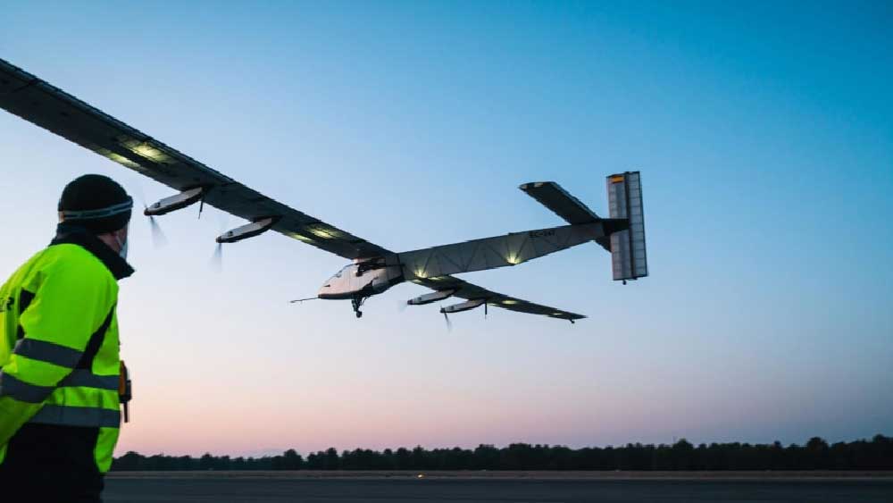 ২০০৯ সালে প্রথম সফল পরীক্ষামূলক উড়ান হয় ‘সোলার ইমপালস ২’-র। মাটি থেকে মিটার দেড়েক উঁচু দিয়ে প্রায় সাড়ে তিনশো মিটার দূরত্ব পাড়ি দিয়েছিল বিমানটি।