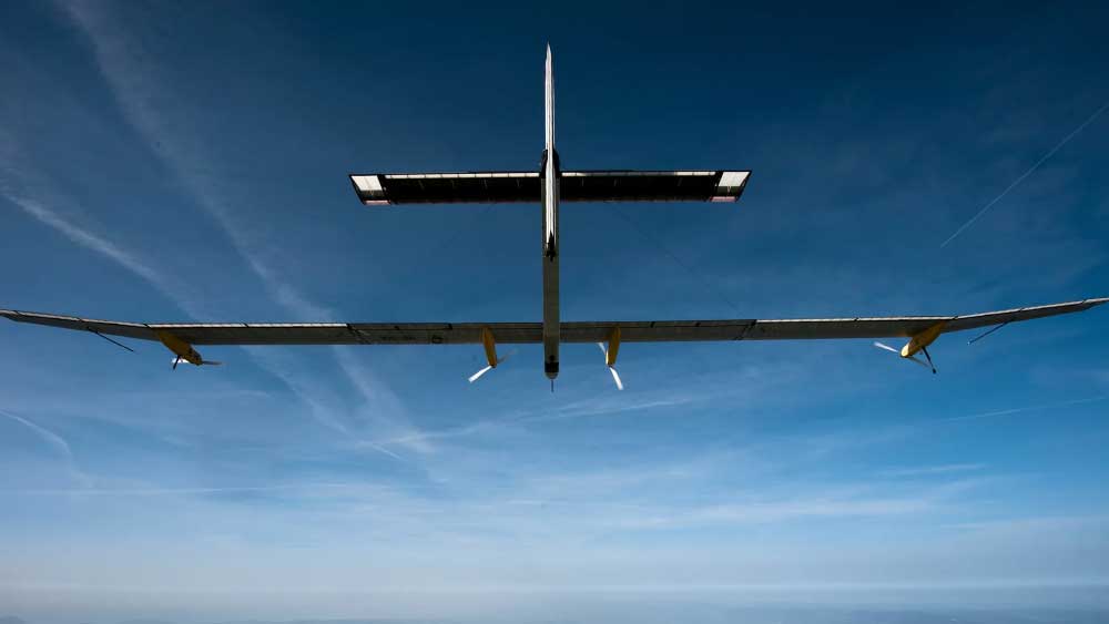 ২০১৩ সালে প্রথম দূরপাল্লার যাত্রা করেছিল ‘সোলার ইমপালস ২’। আমেরিকার ক্যালিফোর্নিয়ার একটি বিমানঘাঁটি থেকে ভোর ৬টায় যাত্রা শুরু করে টানা ১৮ ঘণ্টা পাড়ি দিয়ে রাত সাড়ে ১২টায় পৌঁছেছিল অ্যারিজোনা প্রদেশের রাজধানী ফিনিক্সে।