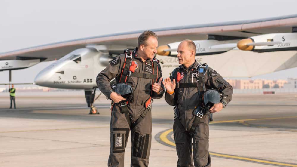 আবু ধাবি হয়ে টানা উড়ানে আমদাবাদে পৌঁছেছিল ‘সোলার ইমপালস ২’। এর পর উড়ে গিয়েছিলেন বারাণসীতে। মায়ানমার, চিন হয়ে ফের আমেরিকায় ফিরে যান দুই সুইস বিজ্ঞানী।