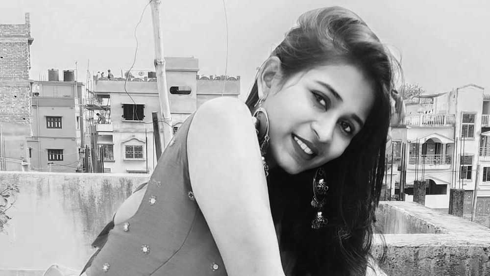 ২ মে, সোমবার। সন্ধ্যা সাড়ে ছ’টা নাগাদ বহরমপুরের গোরাবাজার এলাকায় রাস্তার উপরেই আক্রান্ত হন এক তরুণী। ধারালো অস্ত্র দিয়ে তাঁকে বার বার কোপানো হয়। হাসপাতালে নিয়ে গেলে তাঁকে মৃত বলে ঘোষণা করেন চিকিৎসকেরা। জানা যায়, মৃতের নাম সুতপা চৌধুরী। সুশান্ত চৌধুরী নামে এক যুবককে এই ঘটনায় গ্রেফতার করা হয় রাতে। তার পর থেকে গত চার দিনে এই খুনের ঘটনার তদন্ত কোন পথে এগোল, দেখে নেওয়া যাক।