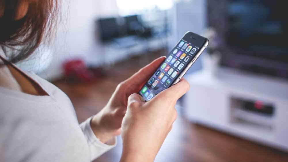 অন্য দিকে, সুতপার পরিবারের অভিযোগ, তাদের মেয়েকে নানা রকম ভাবে উত্ত্যক্ত করত সুশান্ত। সুতপার বাবা জানান, তাঁর মেয়ে পাঁচ বার মোবাইলের নম্বর বদল করে। কিন্তু কোনও মাধ্যমে সেই নম্বরও চলে যেত সুশান্তের কাছে।