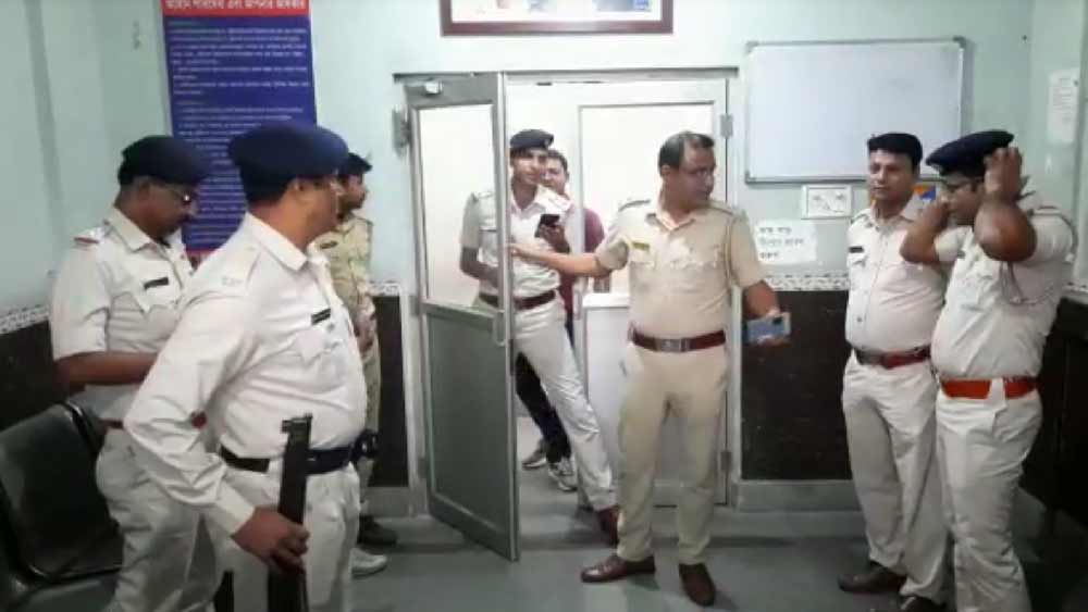 তদন্তকারীদের সূত্রে জানা যায়, সুশান্ত তাঁদের জানিয়েছে, সুতপারই এক বান্ধবীর মাধ্যমে সে সমস্ত খবর পেয়ে যেত। যদিও সেই বান্ধবীর পরিচয় তদন্তকারীরা সামনে আনেননি।