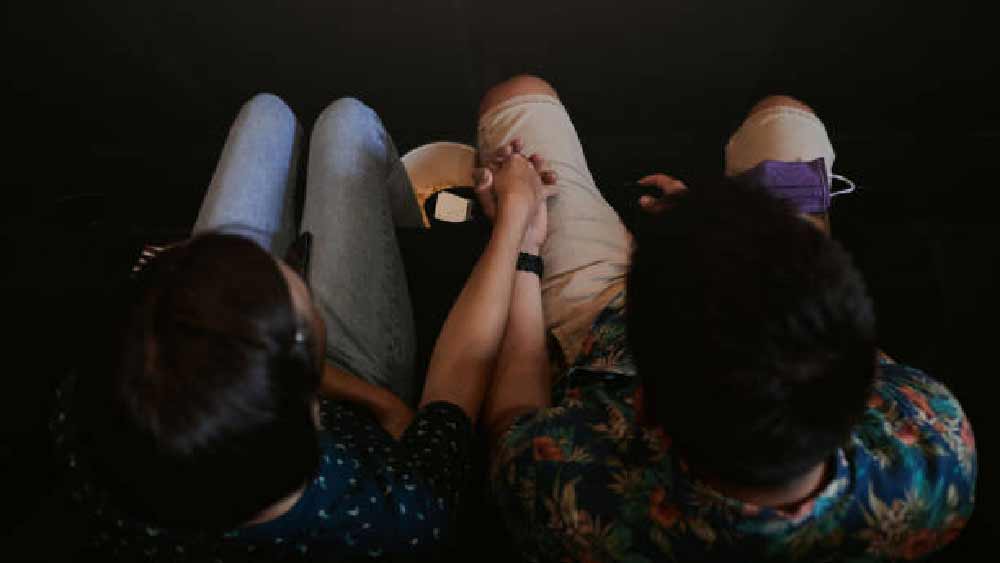 ওই বান্ধবীর মাধ্যমেই সুশান্ত জানতে পেরেছিল, নতুন এক তরুণের সঙ্গে সুতপার সম্পর্ক তৈরি হয়েছে। এ কথা সে তদন্তকারীদের জানিয়েছে। সেই তরুণ জঙ্গিপুর কলেজে পড়েন। তাঁর সঙ্গে একটি শপিং মলে সিনেমা দেখতেও গিয়েছিলেন সুতপা।