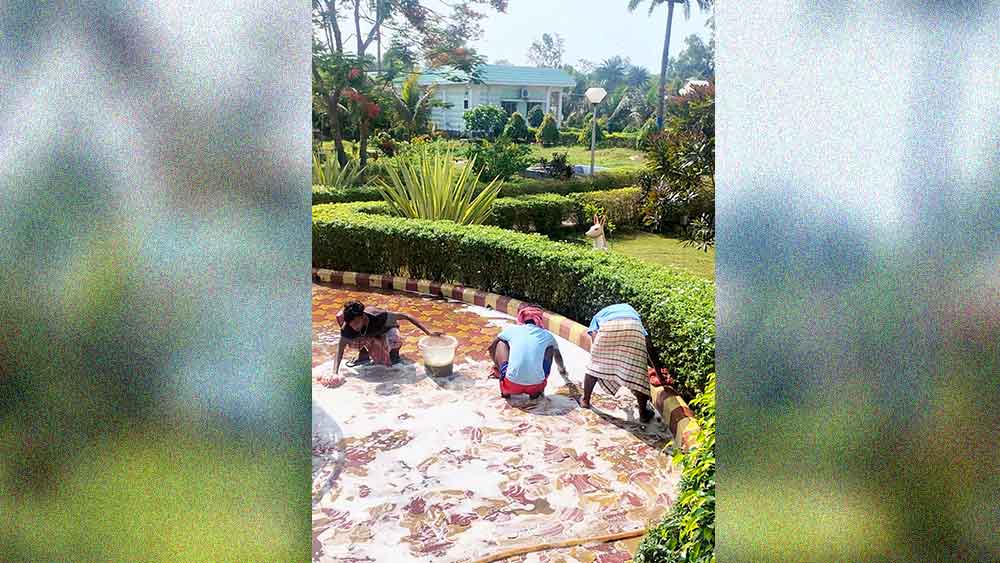 মুখ্যমন্ত্রীর সফরের আগে সাফাই চলছে পর্যটন উন্নয়ন নিগমের ঝাড়গ্রাম রাজবাড়ি টুরিস্ট কমপ্লেক্সে।