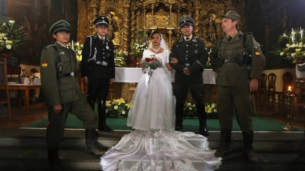 ফার্নান্দোর পরনে ছিল নাৎসি সামরিক পোশাক।