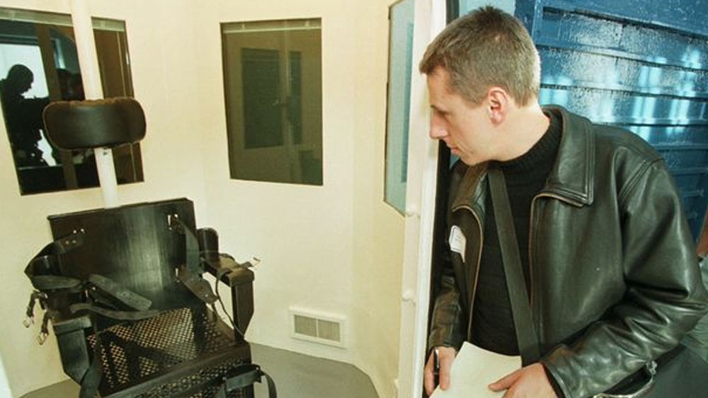 মরার উপায় হিসেবে তাকে দু’টি বিকল্পের মধ্যে একটি বেছে নেওয়ার কথাও জানিয়েছে আদালত। সে কোন উপায়ে মরতে চায়, সেই সিদ্ধান্ত হবে ফ্র্যাঙ্কেরই।