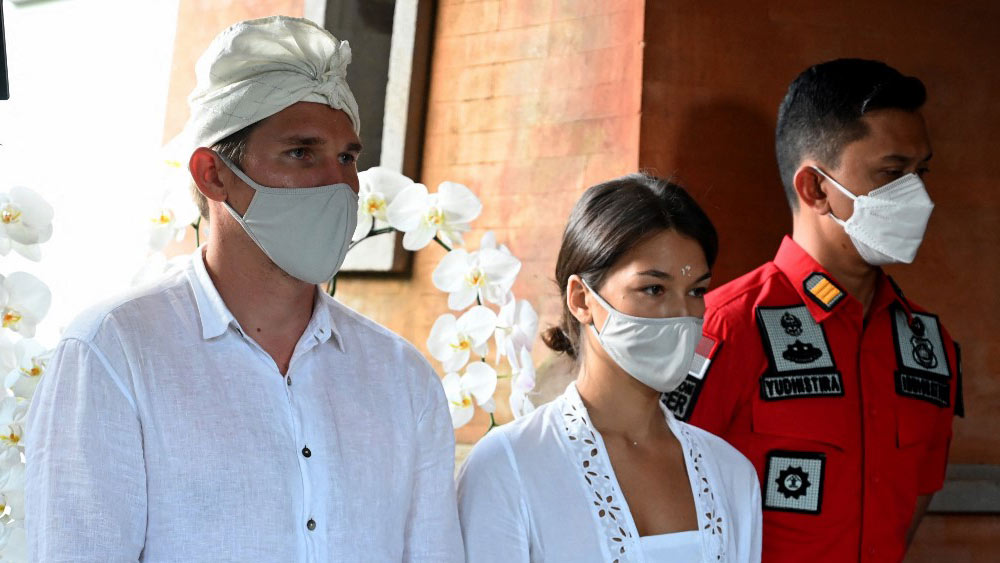 স্বামীর সঙ্গে আলিনা। ছবি: এএফপি।