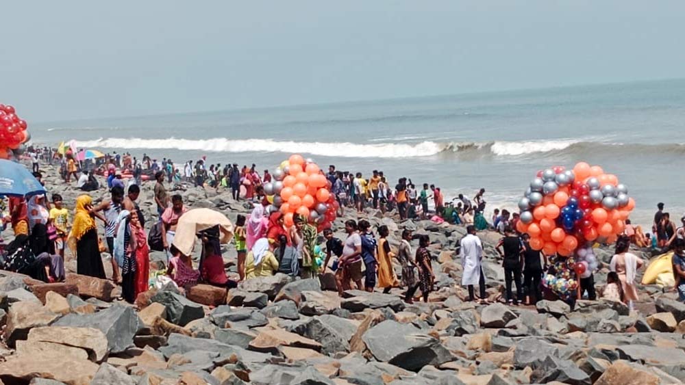 দিঘায় উপচে পড়ছে পর্যটকদের ভিড়।