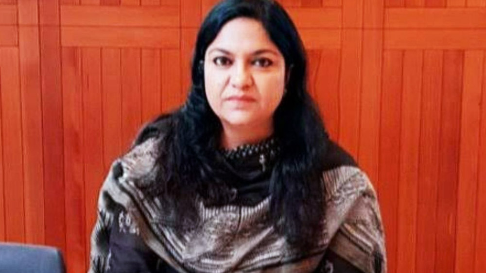 পূজা বর্ণময় চরিত্র। তাঁর ঝুলিতে যেমন রেকর্ড রয়েছে। তেমনই জড়িয়েছেন নানা বিতর্কেও। 