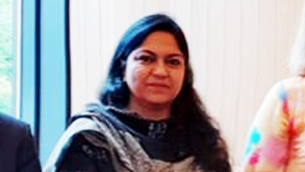 এক জন আমলা হওয়ার সুবাদে শ্বশুরবাড়ির লোকেদের নানা রকম সুবিধা পাইয়ে দেওয়ার অভিযোগ ওঠে পূজার বিরুদ্ধে। শ্বশুরবাড়িকে ব্যবসায় সুযোগ পাইয়ে দেওয়ার অভিযোগ ওঠে।