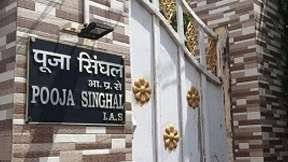 পূজার স্বামী অভিষেক ঝা রাঁচীর পালস সুপার স্পেশালিটি হাসপাতালের ম্যানেজিং ডিরেক্টর। 