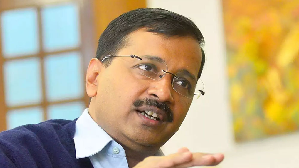 মেকানিক্যাল ইঞ্জিনিয়ারিং পাশ করে জামশেদপুরে টাটা স্টিল সংস্থায় চাকরি নেন। কিন্তু ইঞ্জিনিয়ারকে টানছিল আমলা-জীবন। অগত্যা সিভিল সার্ভিস পরীক্ষার প্রস্তুতির জন্য চাকরি থেকে ইস্তফা। সেই সময় কিছু দিনয় কলকাতায় কাটান দিল্লির বর্তমান মুখ্যমন্ত্রী।