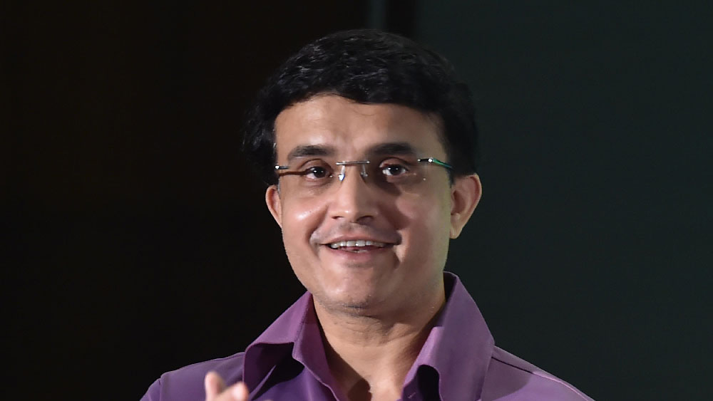 বাংলার প্রায় সব প্রধান দলই নানা সময়ে সৌরভকে নিজেদের দিকে টানার চেষ্টা করেছে। ভারতীয় ক্রিকেট দলের প্রাক্তন অধিনায়ক প্রত্যেক বারই সযত্নে এবং বুদ্ধিমত্তার সঙ্গে তা এড়িয়ে গিয়েছেন।